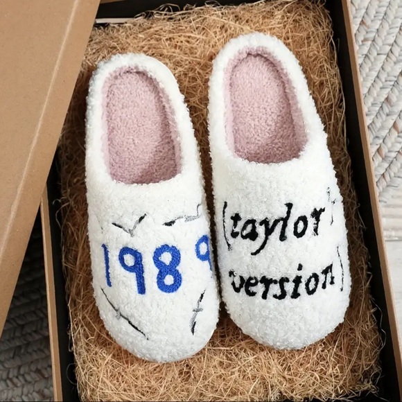 NEW! 1989 Taylor’s version seagull memory foam slippers women’s size 9.5-10 - Picture 1 of 10